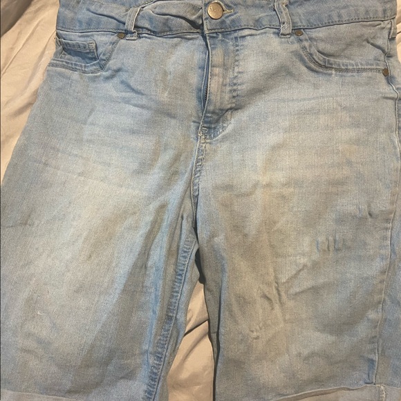 Shorts - Picture 2 of 3